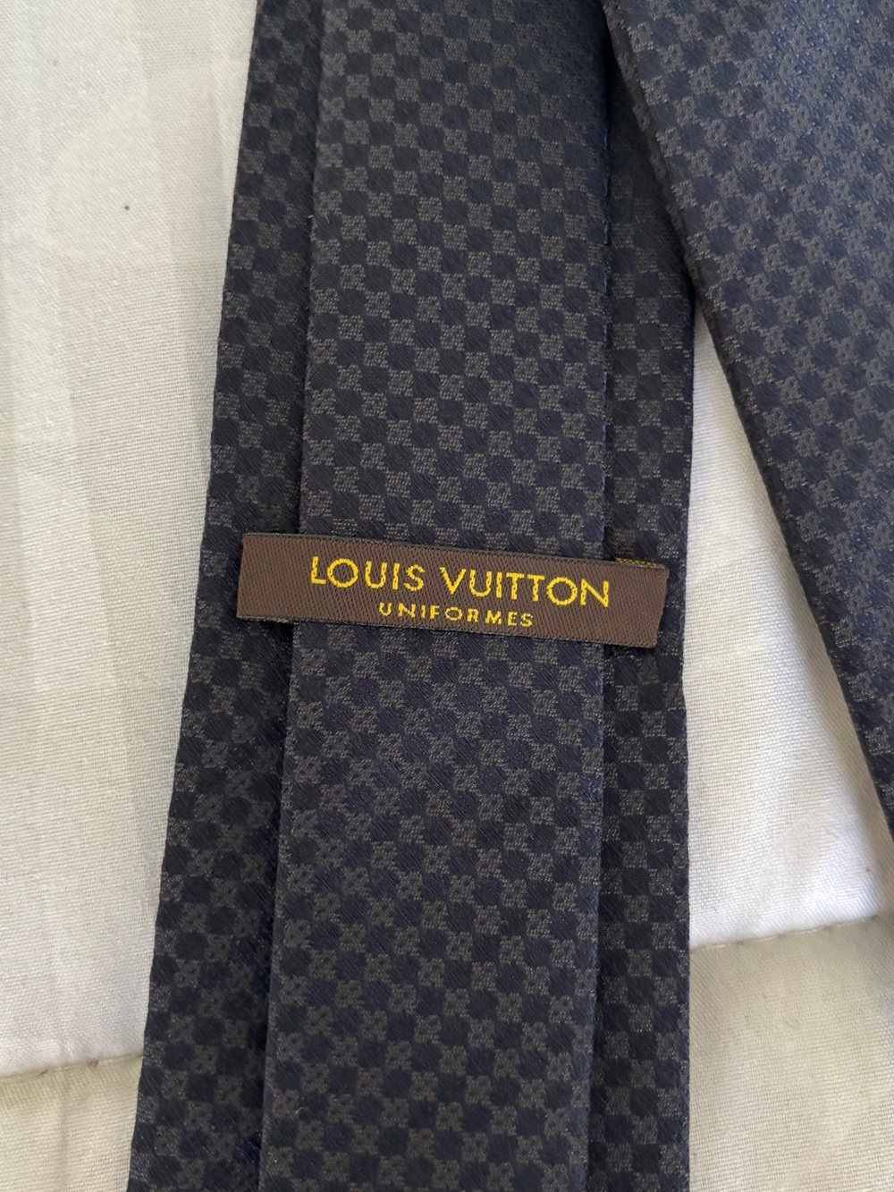 LOUIS VUITTON Classic Black DAMIER Patterned 100% Silk Tie - Picture 4 of 6